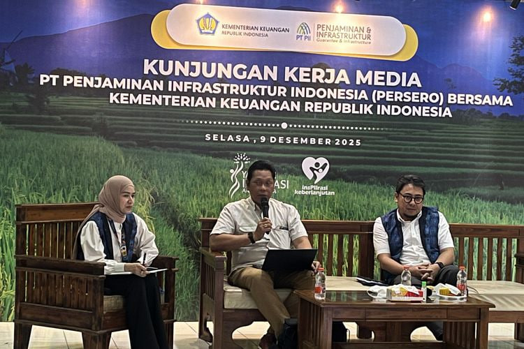 Direktur Anggaran Bidang Perekonomian dan Kemaritiman, Direktorat Jendral Anggaran Kemenkeu RI, Tri Budianto (tengah) saat memaparkan capaian realisasi anggaran ketahanan pangan 2025 di Karawang, Jawa Barat, Selasa (9/12/2025).