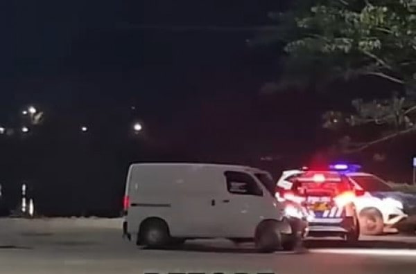 Aksi Kejar-kejaran Mobil Van Putih dengan PJR di Paser